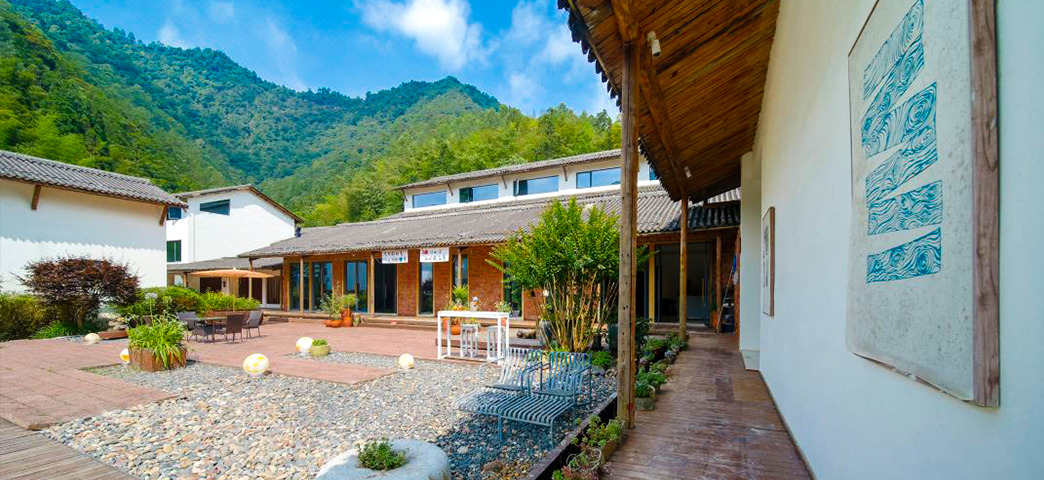 猫在伴島閲山居民宿.jpg